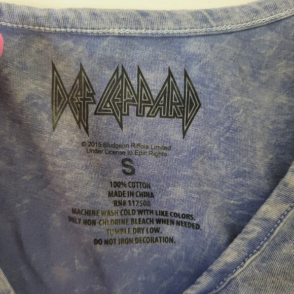 Def Leppard T-Shirt Womens Small Oversized Baggy Fit Asymmetrical Sharkbite Hem - Picture 4 of 4